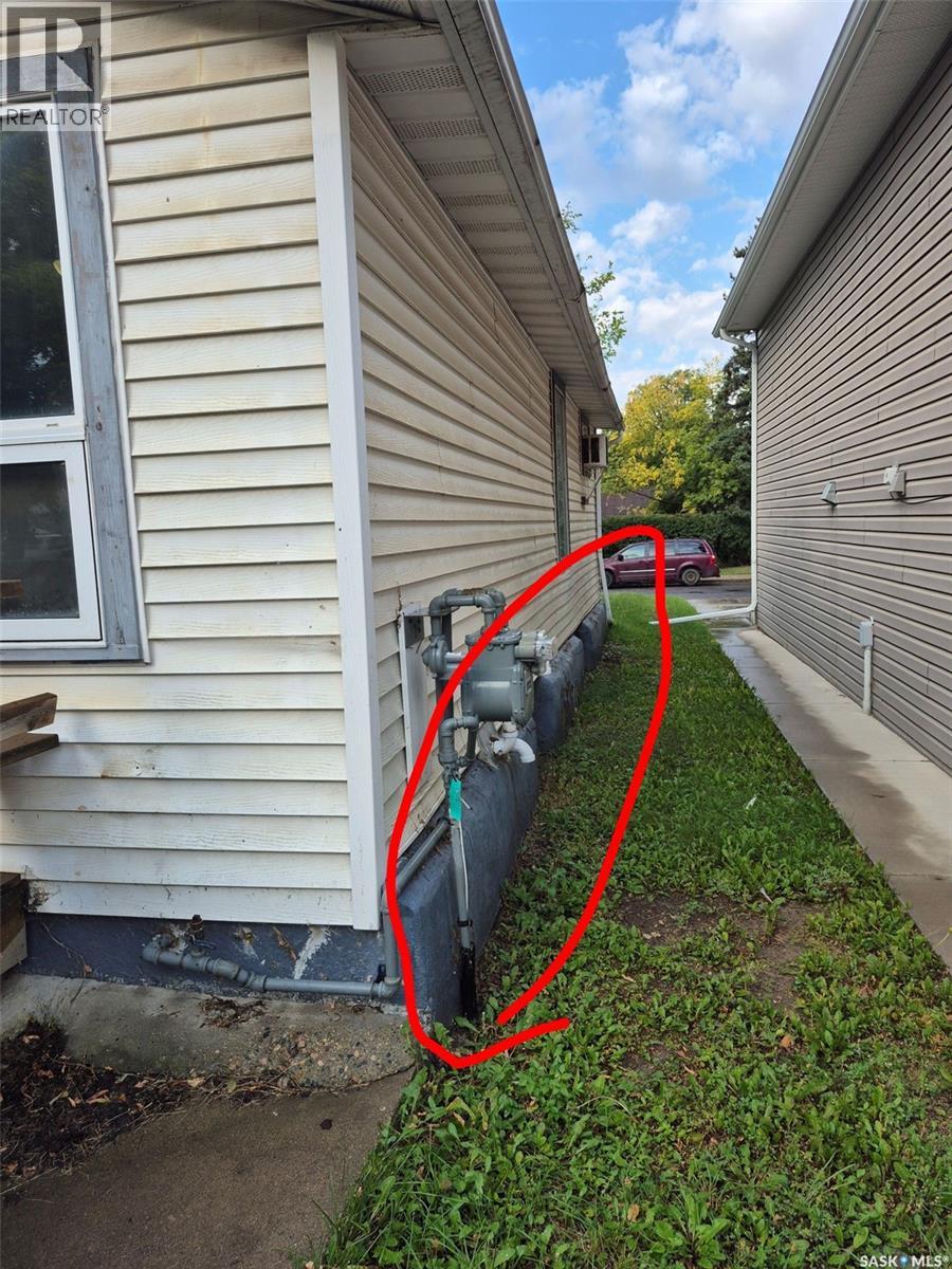 818 K Avenue N, Saskatoon, Saskatchewan  S7L 2N1 - Photo 2 - SK031176