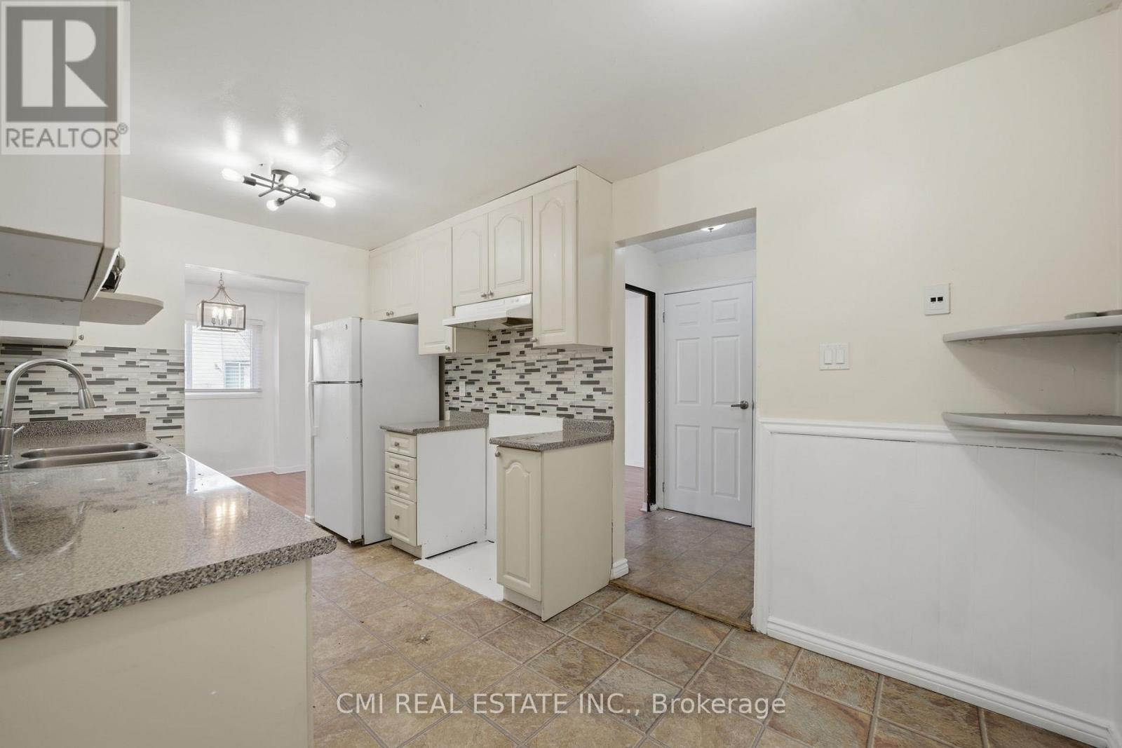 40 Glen Hollow Avenue, Toronto, Ontario  M9W 6C6 - Photo 17 - W12928308