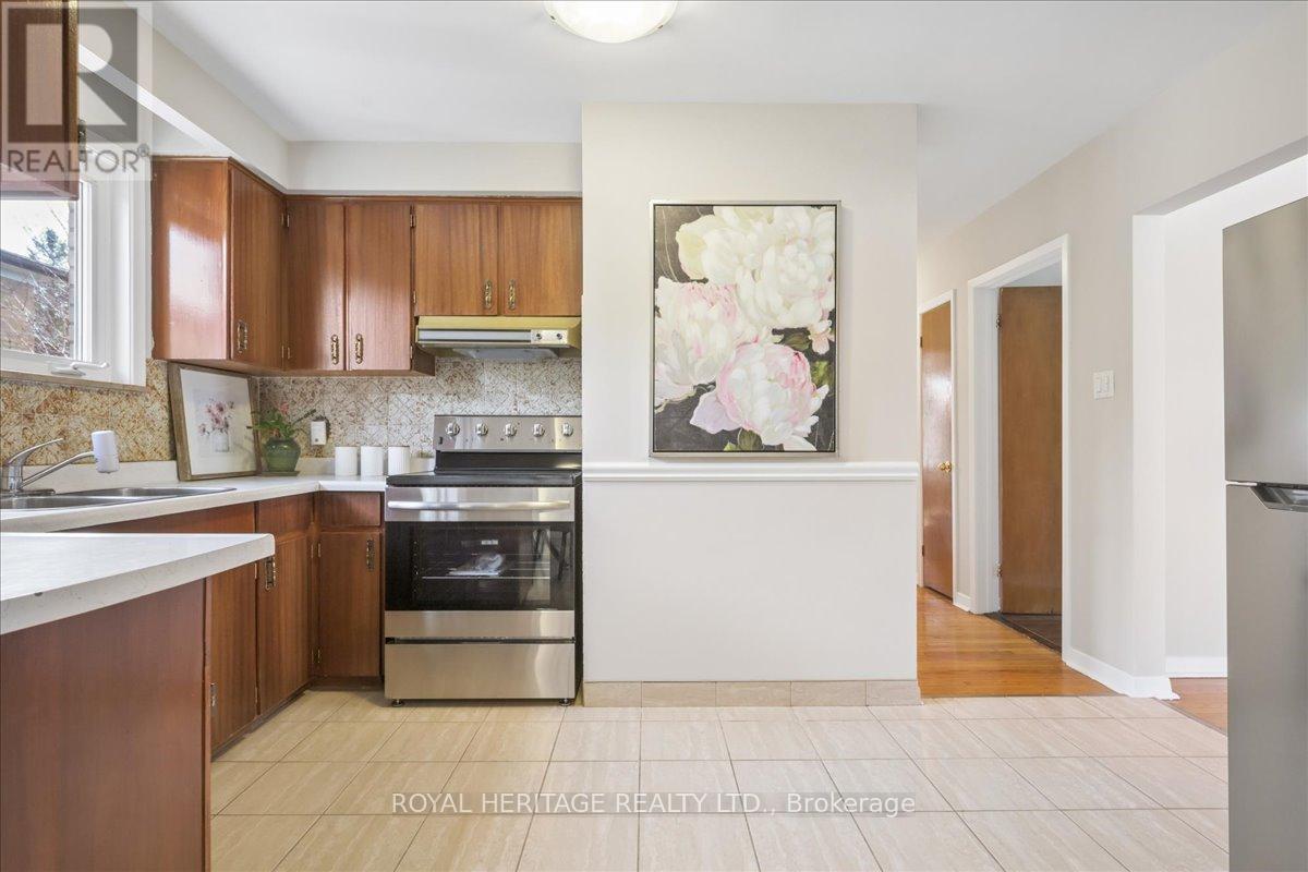 297 Driftwood Avenue, Toronto (Black Creek), Ontario  M3N 2N6 - Photo 14 - W12928440