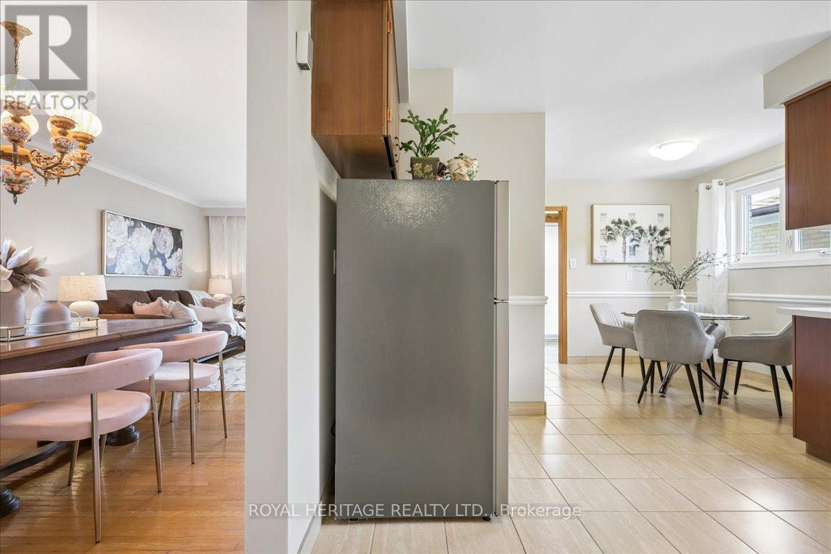 297 Driftwood Avenue, Toronto (Black Creek), Ontario  M3N 2N6 - Photo 17 - W12928440