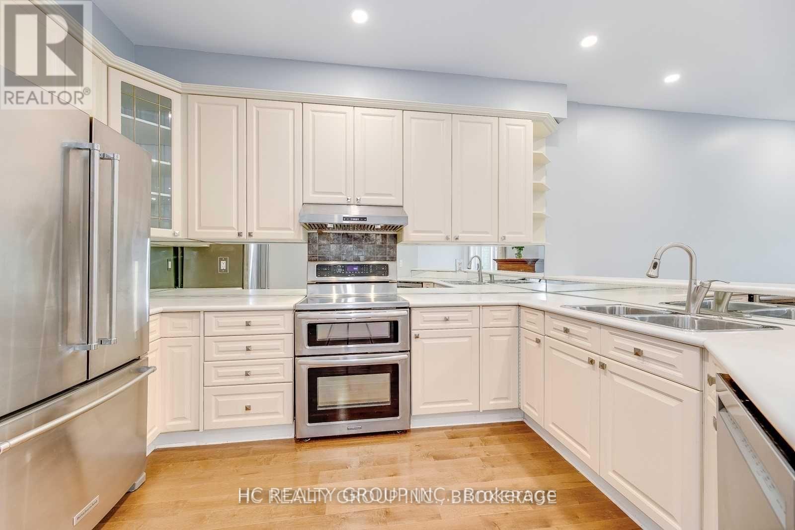 2233 Rockingham Drive, Oakville, Ontario  L6H 6E7 - Photo 13 - W12928460