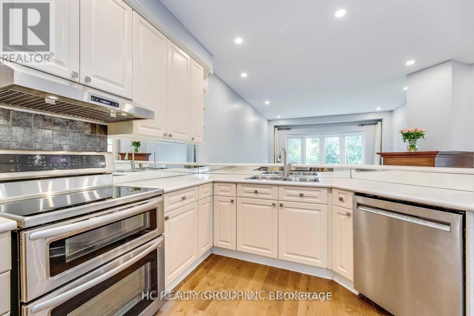 2233 Rockingham Drive, Oakville, Ontario  L6H 6E7 - Photo 14 - W12928460