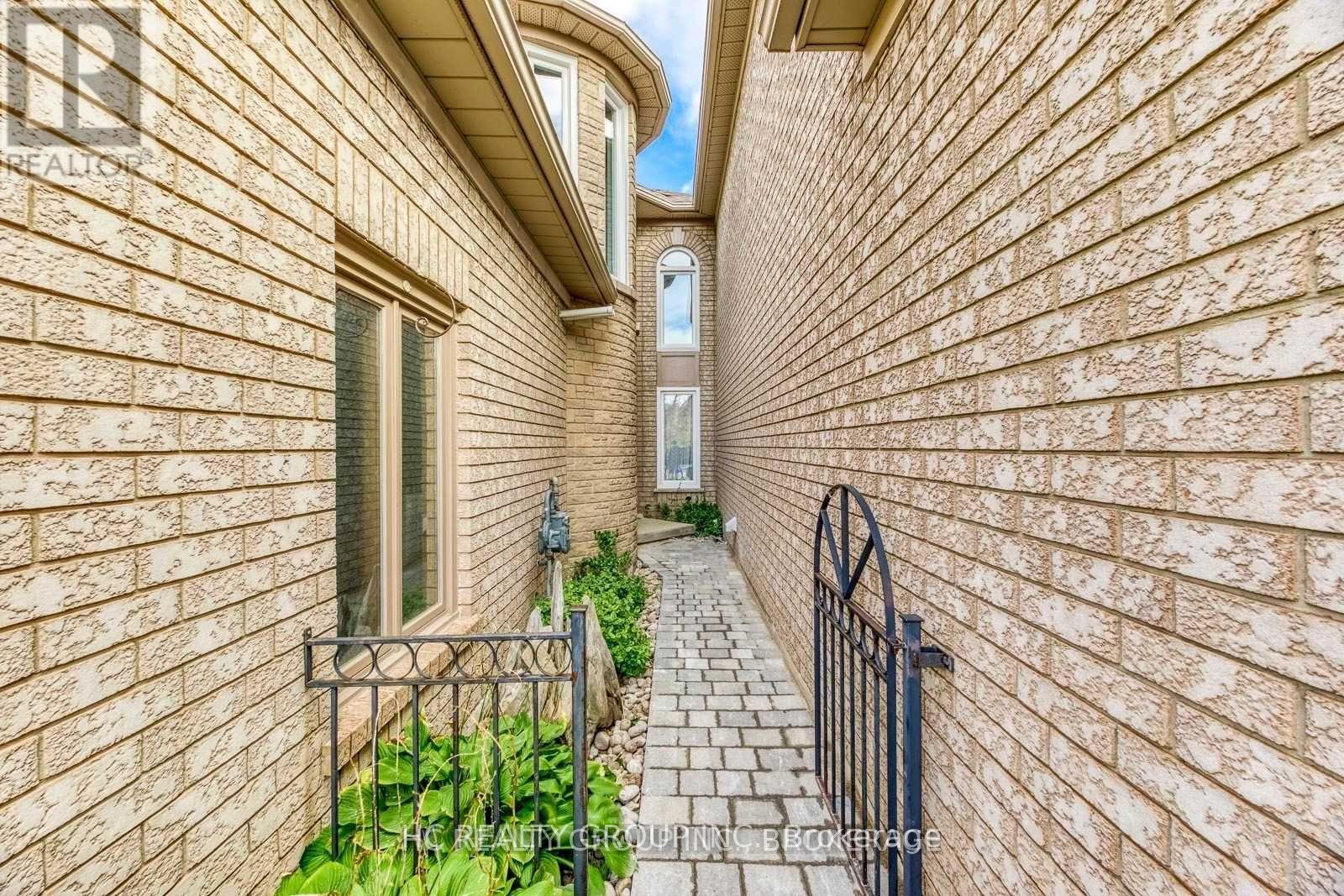 2233 Rockingham Drive, Oakville, Ontario  L6H 6E7 - Photo 2 - W12928460