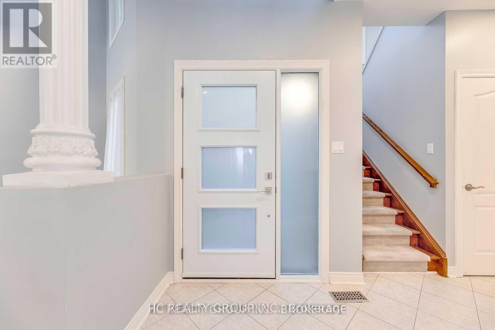 2233 Rockingham Drive, Oakville, Ontario  L6H 6E7 - Photo 4 - W12928460