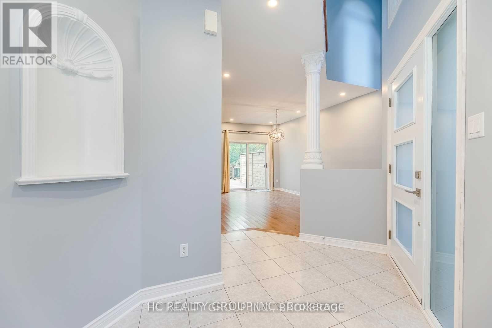 2233 Rockingham Drive, Oakville, Ontario  L6H 6E7 - Photo 5 - W12928460