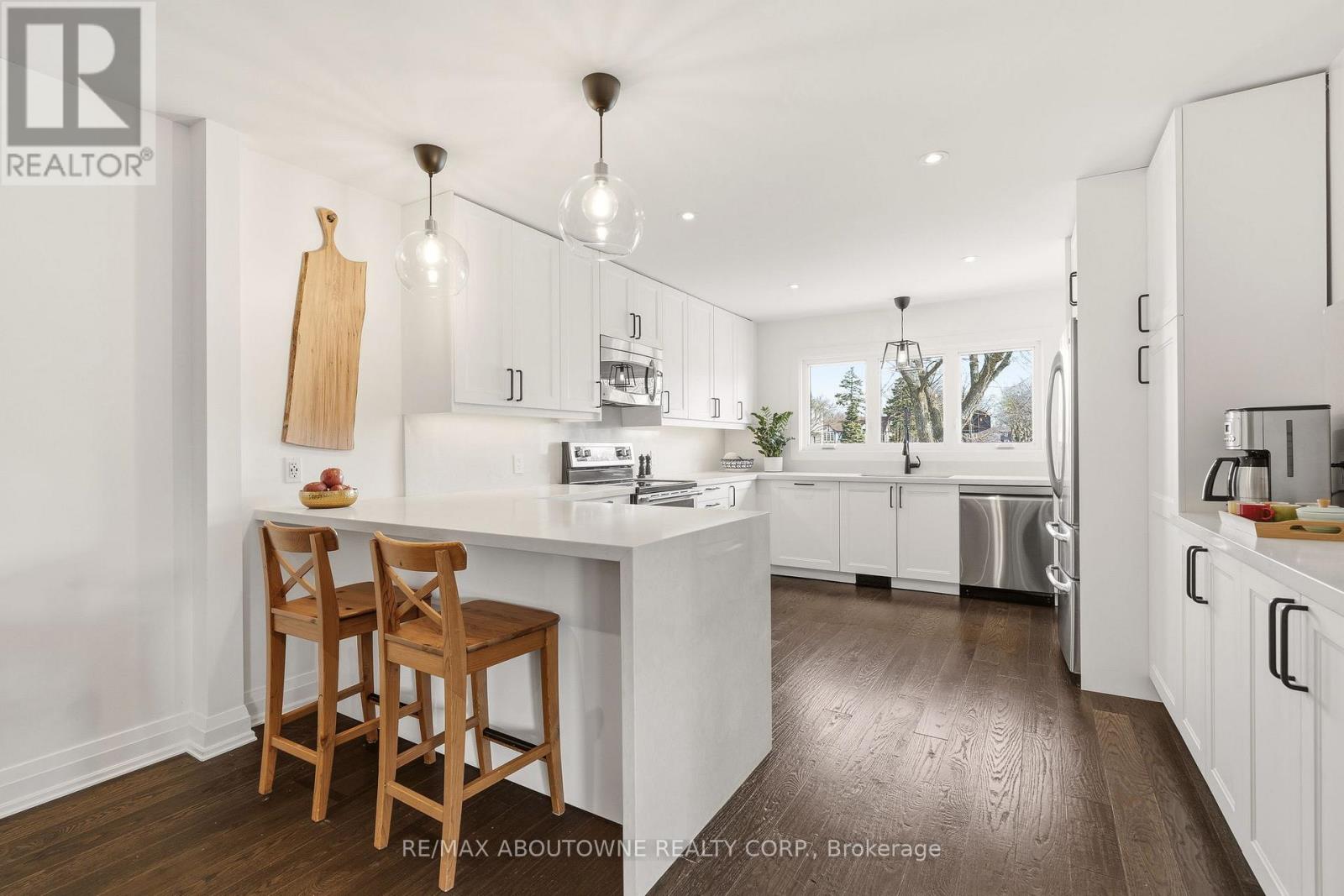 616 Kilbirnie Place, Burlington, Ontario  L7L 2M4 - Photo 12 - W12928504