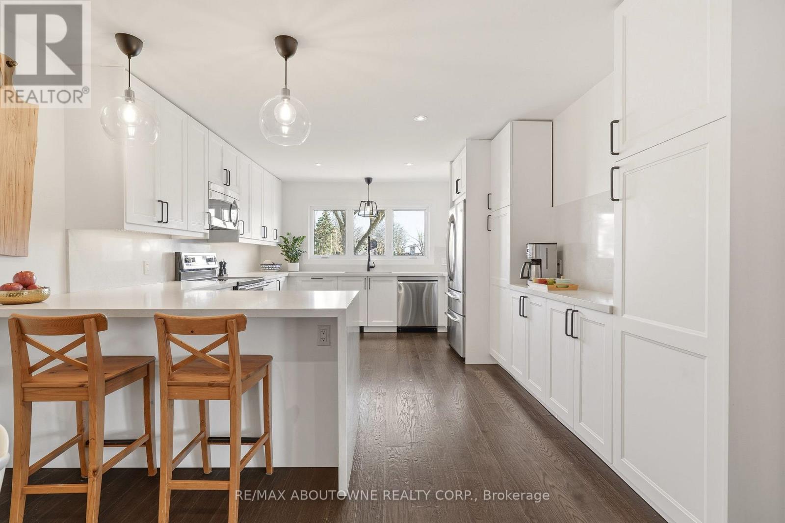 616 Kilbirnie Place, Burlington, Ontario  L7L 2M4 - Photo 4 - W12928504