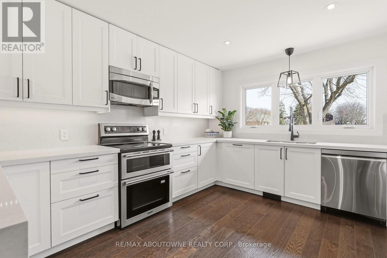 616 Kilbirnie Place, Burlington, Ontario  L7L 2M4 - Photo 5 - W12928504