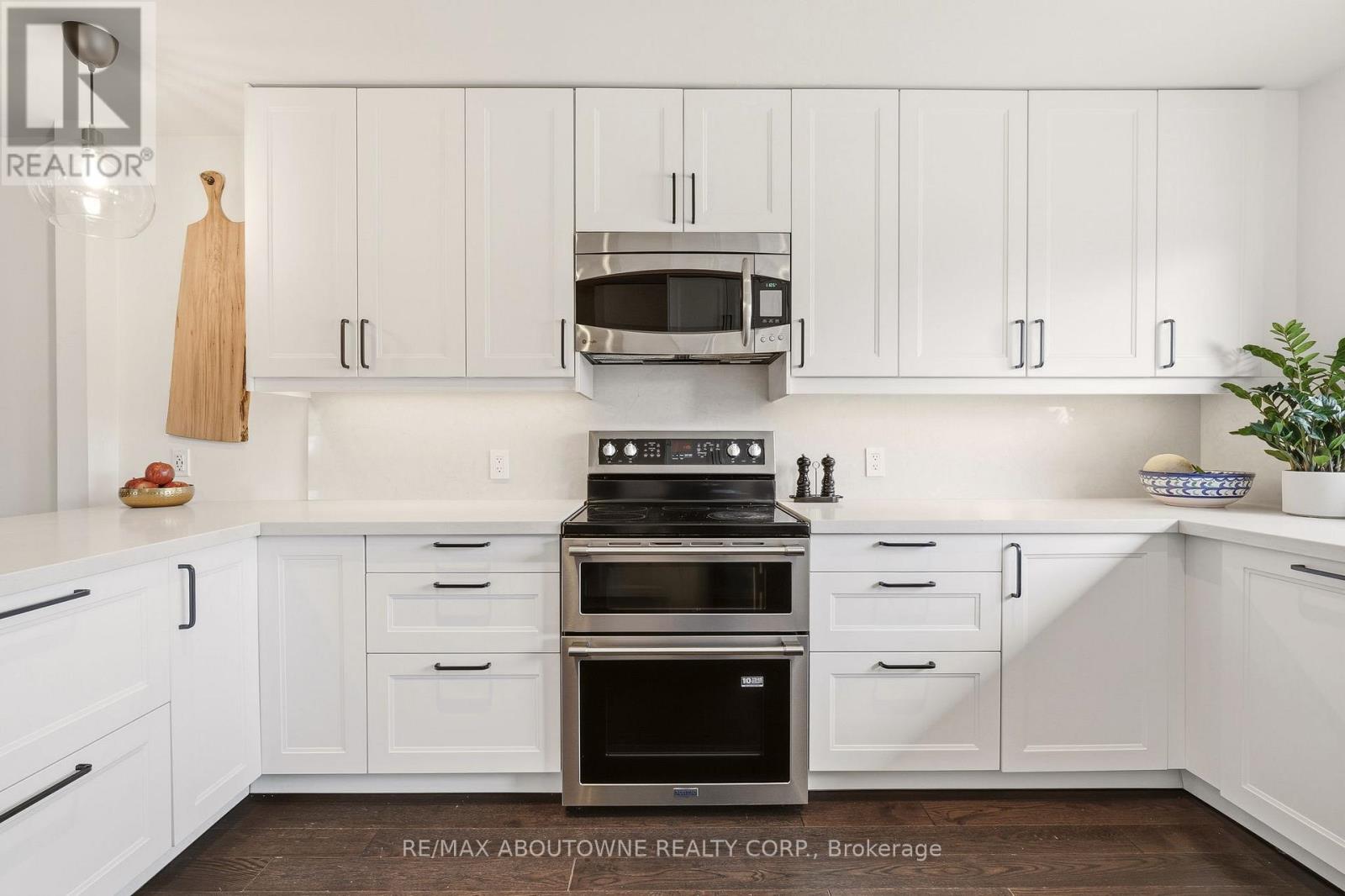 616 Kilbirnie Place, Burlington, Ontario  L7L 2M4 - Photo 7 - W12928504