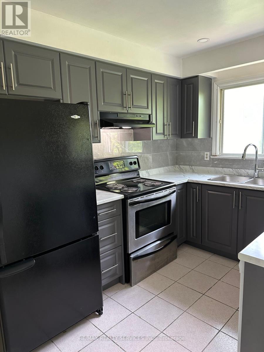 Main - 134 Jade Crescent, Brampton, Ontario  L6S 3H8 - Photo 4 - W12928550