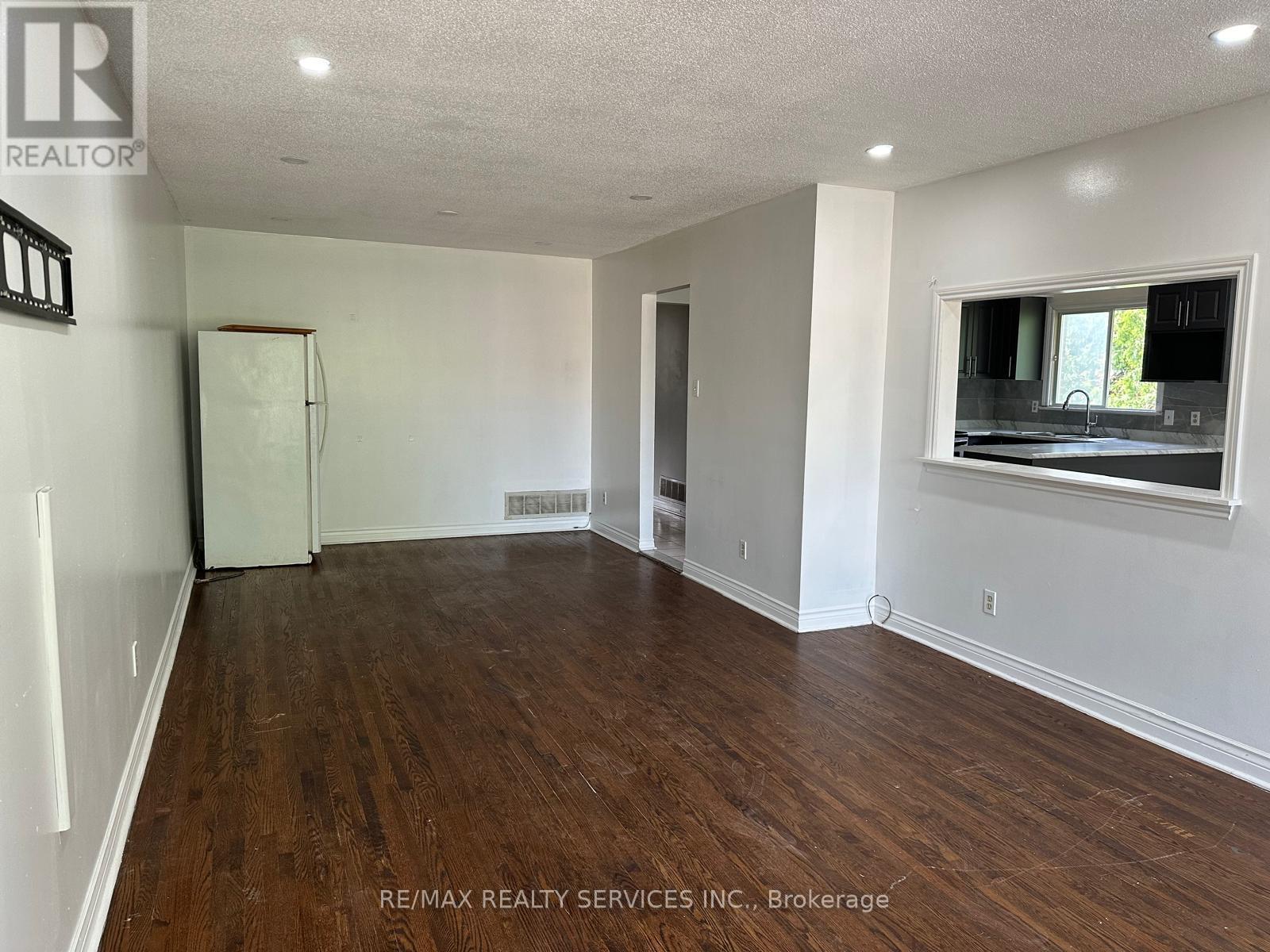 Main - 134 Jade Crescent, Brampton, Ontario  L6S 3H8 - Photo 7 - W12928550