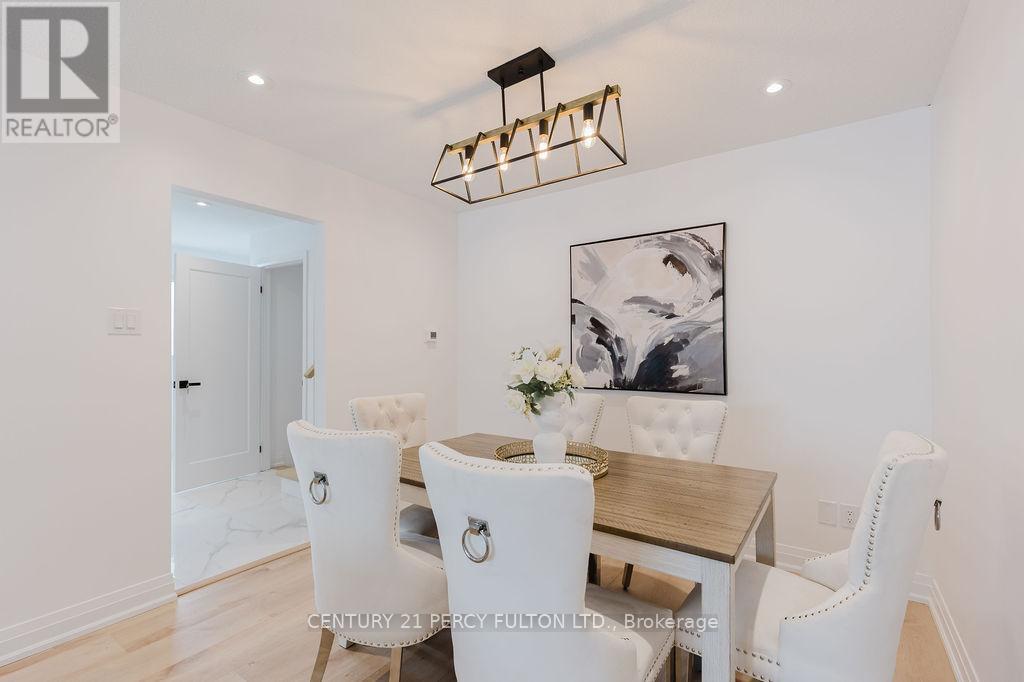 11 Bay Crest Drive, Brampton, Ontario  L6Z 1H5 - Photo 4 - W12928554