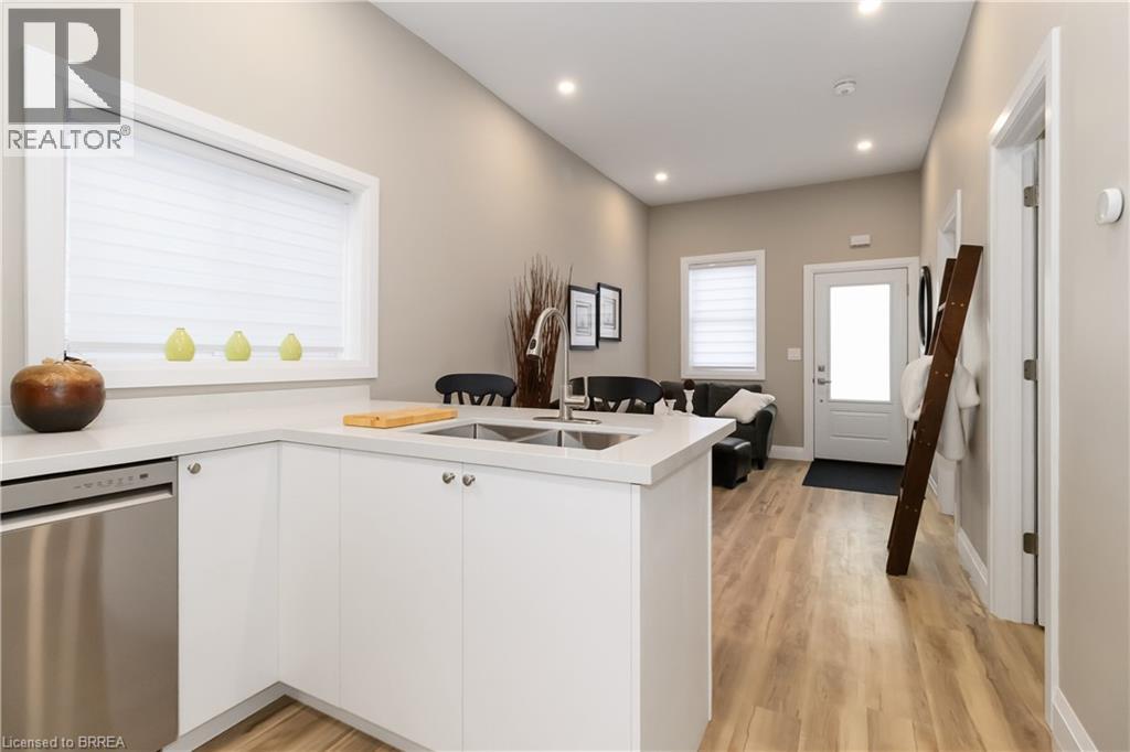 16 Mt. Pleasant Street, Brantford, Ontario  N3T 1S5 - Photo 4 - 40815432