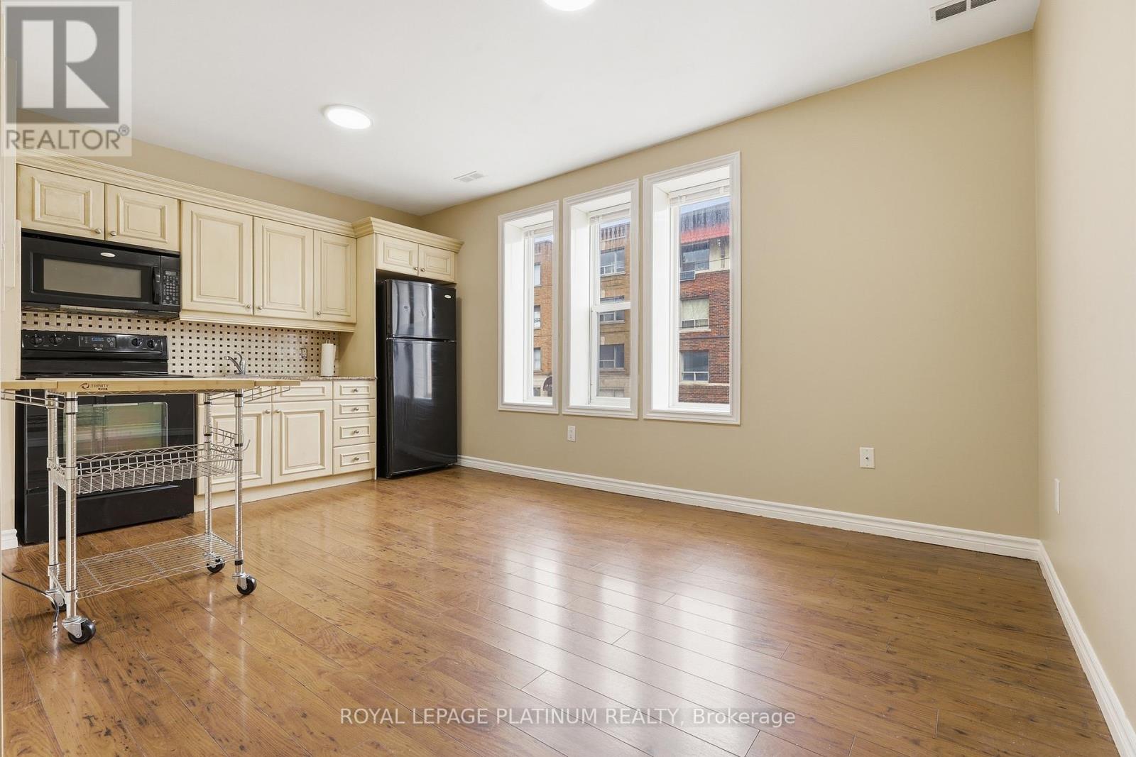 7 - 120 Sherman Avenue S, Hamilton, Ontario  L8M 2P9 - Photo 5 - X12928342