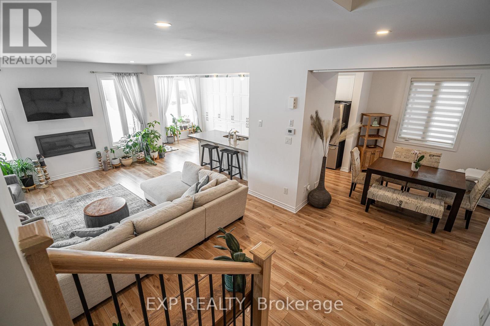 99 Dun Skipper Drive, Ottawa, Ontario  K1X 0G1 - Photo 2 - X12928628