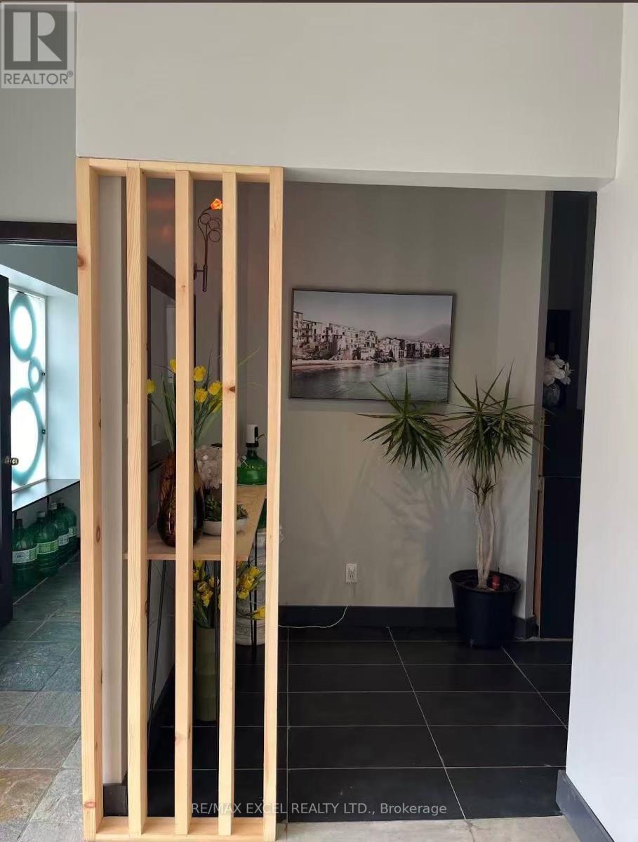 B2-A2&4 - 888 Dundas Street E, Mississauga, Ontario  L4Y 4G6 - Photo 2 - W12809750