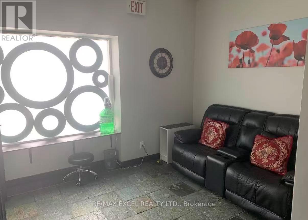 B2-A2&4 - 888 Dundas Street E, Mississauga, Ontario  L4Y 4G6 - Photo 3 - W12809750