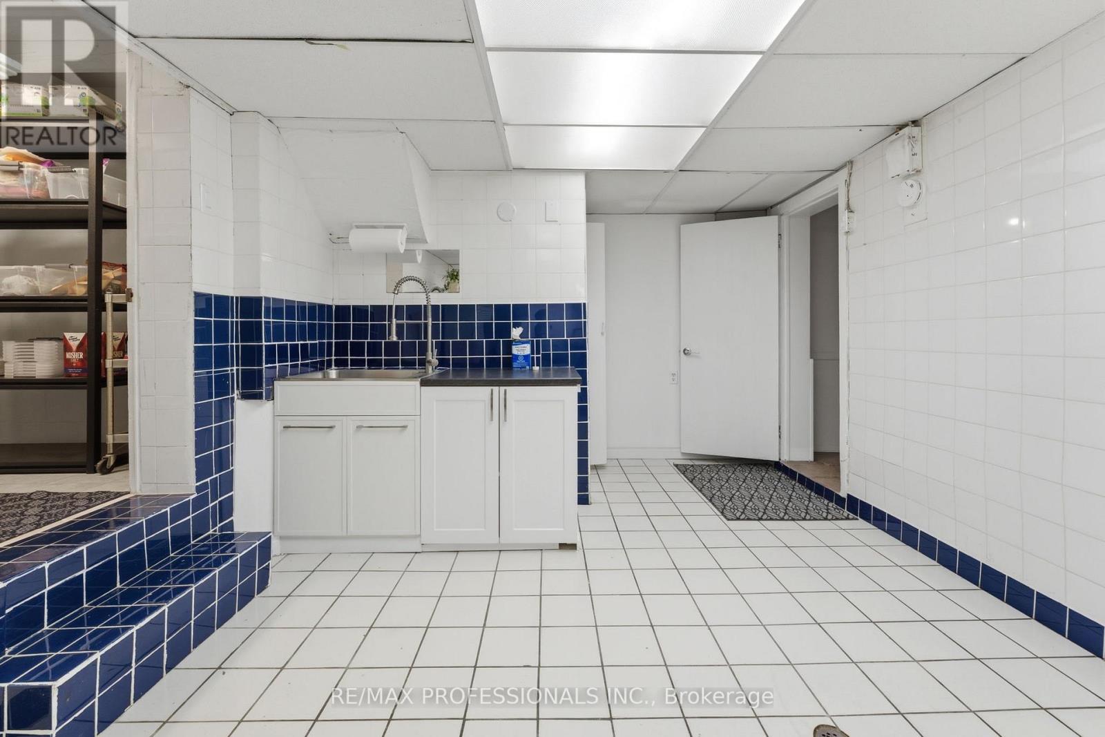 21 Ivy Lea Crescent, Toronto, Ontario  M8Y 2B5 - Photo 37 - W12849012