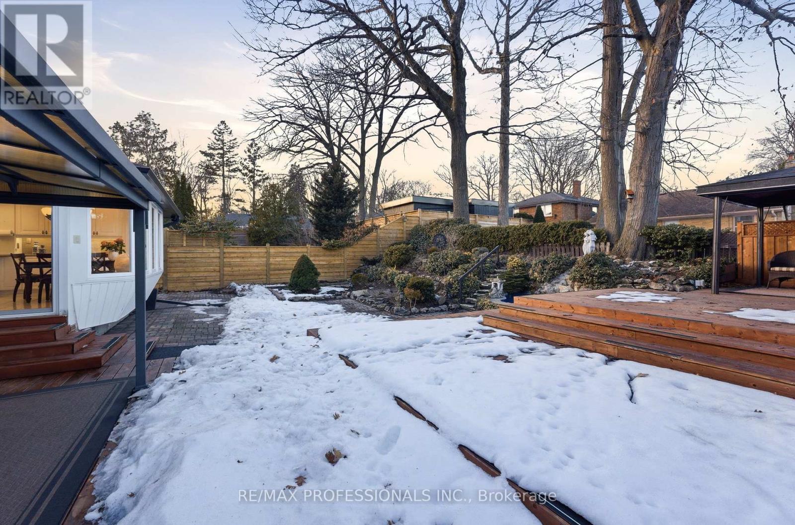 21 Ivy Lea Crescent, Toronto, Ontario  M8Y 2B5 - Photo 45 - W12849012