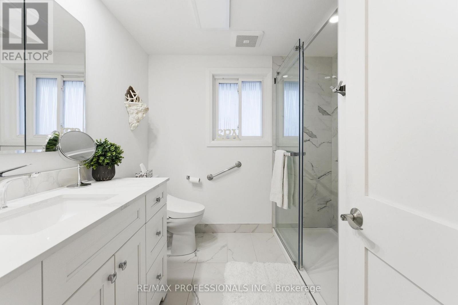 21 Ivy Lea Crescent, Toronto, Ontario  M8Y 2B5 - Photo 31 - W12849012