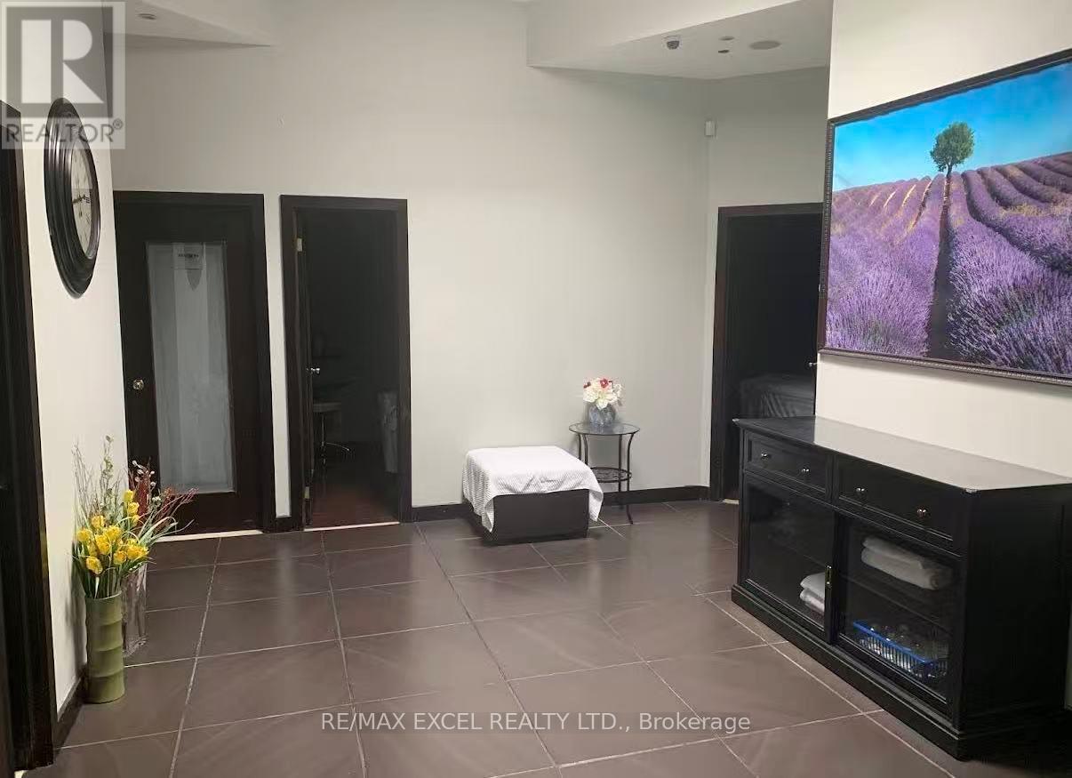 B2-A2&4 - 888 Dundas Street E, Mississauga, Ontario  L4Y 4G6 - Photo 4 - W12809750