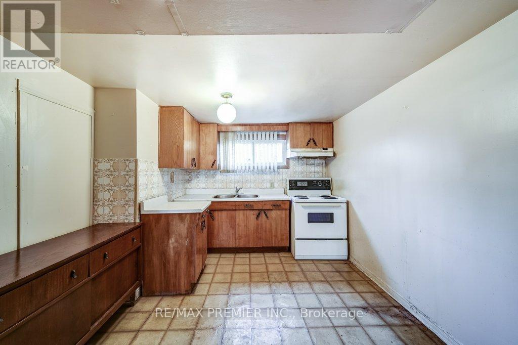 334 Rimilton Avenue, Toronto, Ontario  M8W 2E4 - Photo 31 - W12926282