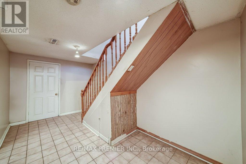 334 Rimilton Avenue, Toronto, Ontario  M8W 2E4 - Photo 32 - W12926282