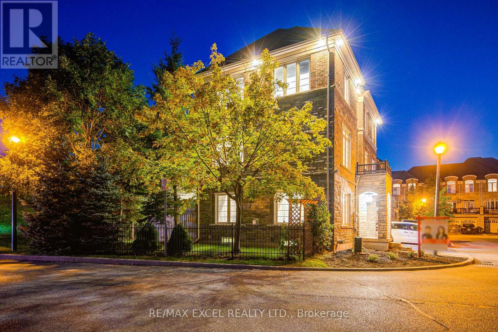 144 Chapman Court, Aurora, Ontario  L4G 0E2 - Photo 4 - N12785946