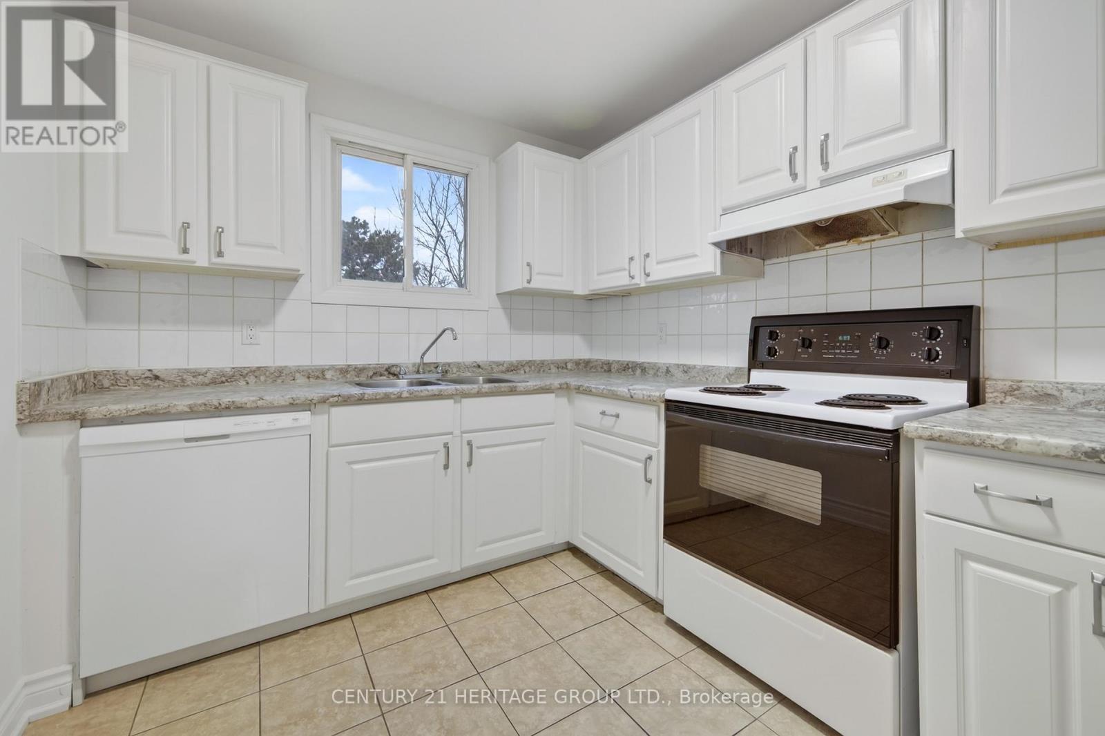 111 Ondrey Street, Bradford West Gwillimbury, Ontario L3Z 2X1 - Photo 5 - N12923036