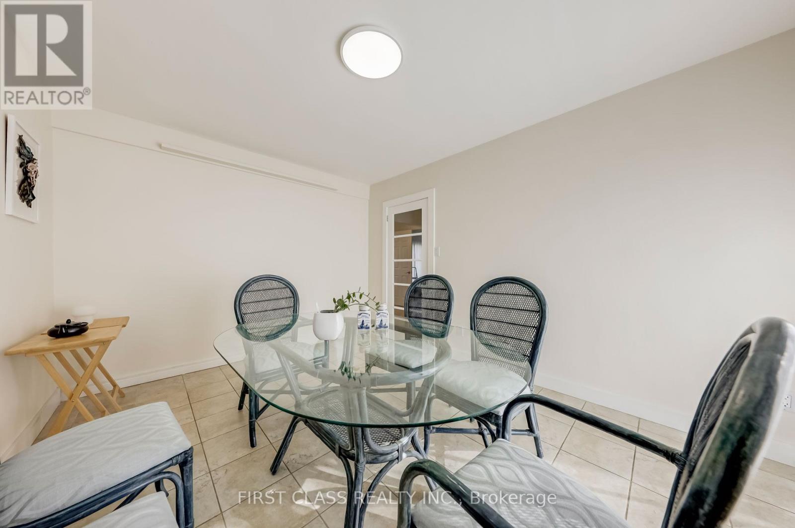 Main Floor - 12 Cartier Crescent, Richmond Hill (Crosby), Ontario  L4C 2N1 - Photo 8 - N12843370