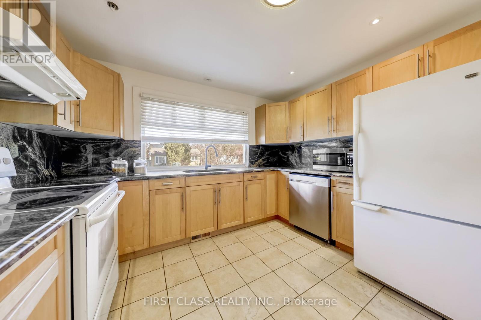 Main Floor - 12 Cartier Crescent, Richmond Hill (Crosby), Ontario  L4C 2N1 - Photo 3 - N12843370