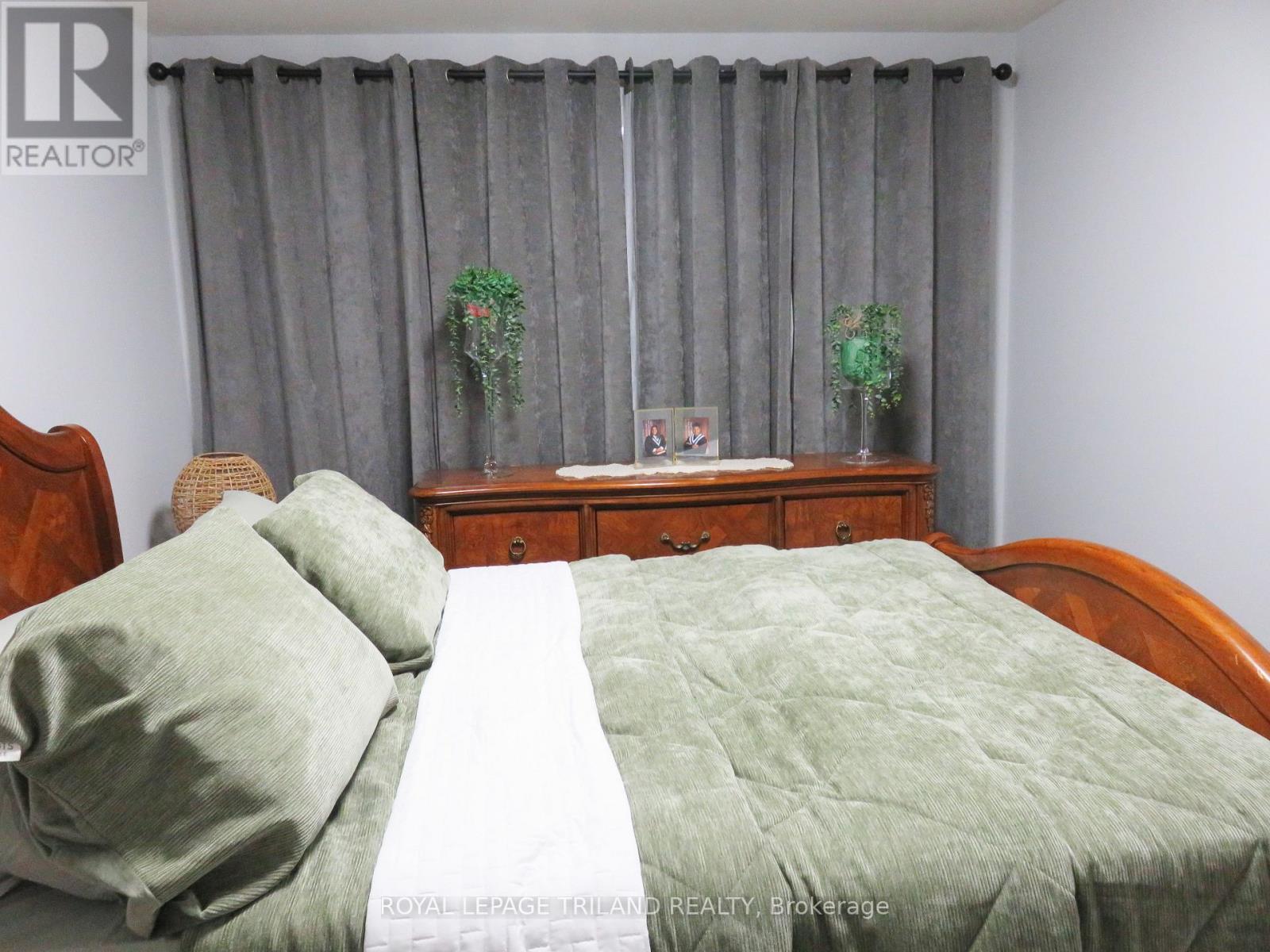 Photo 12 of 17 for 1471 Perth Avenue