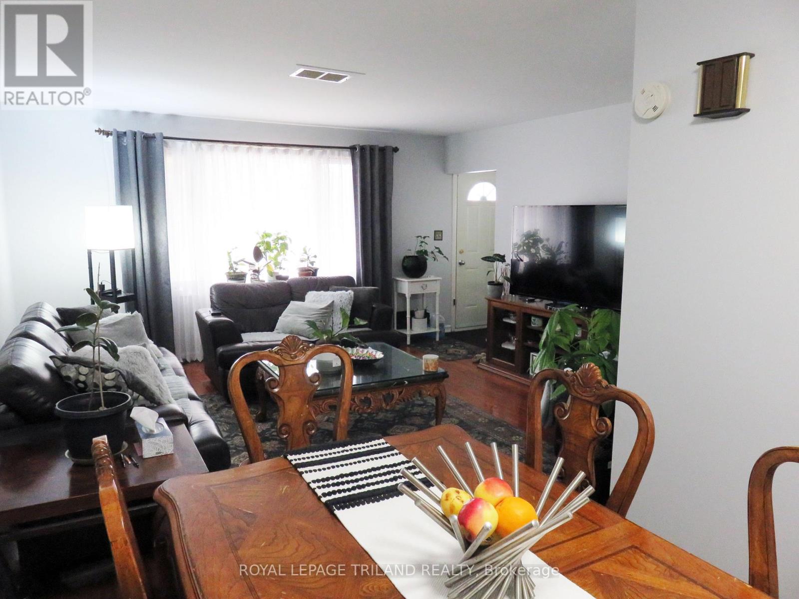 Photo 3 of 17 for 1471 Perth Avenue