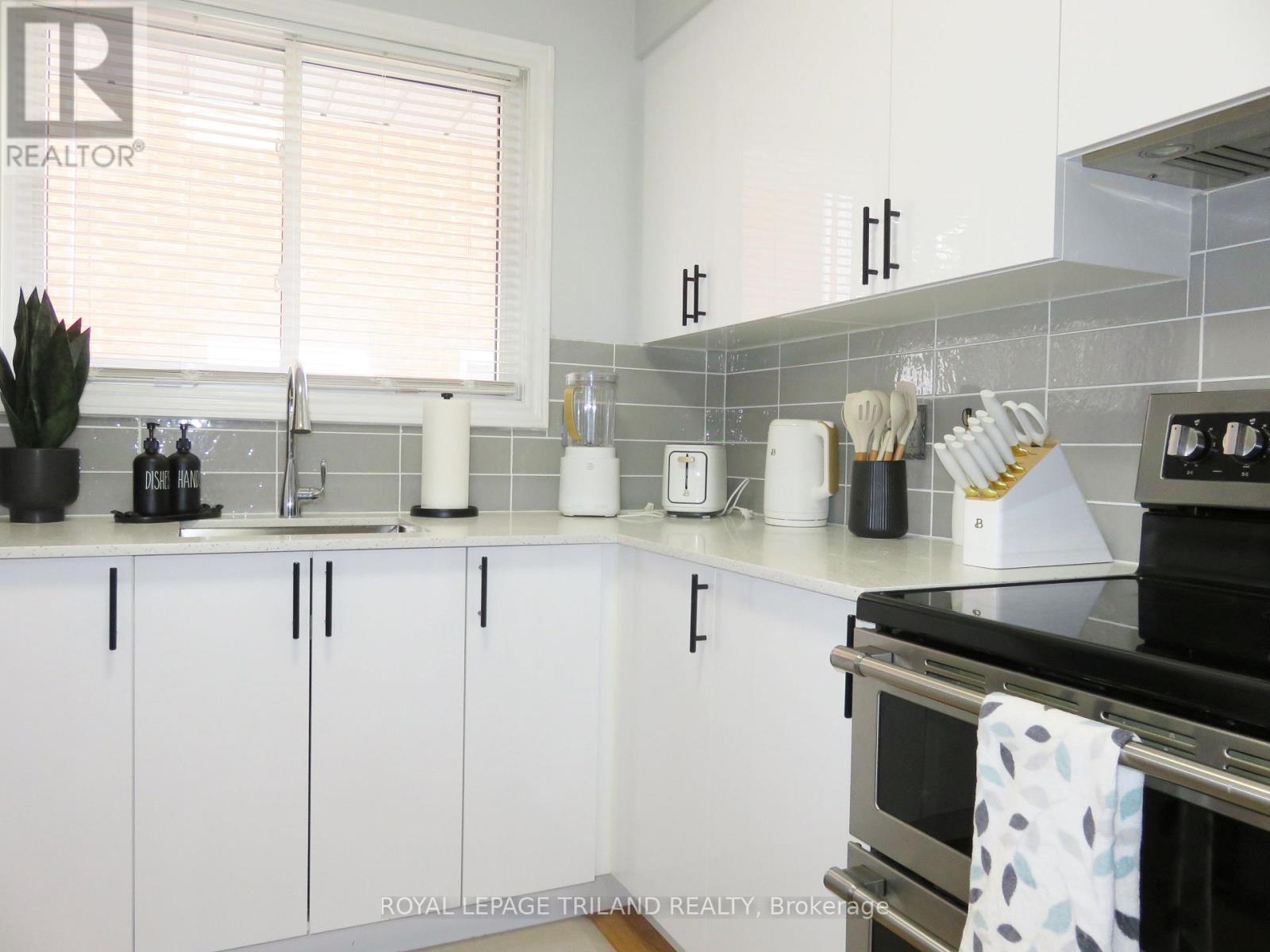 Photo 6 of 17 for 1471 Perth Avenue