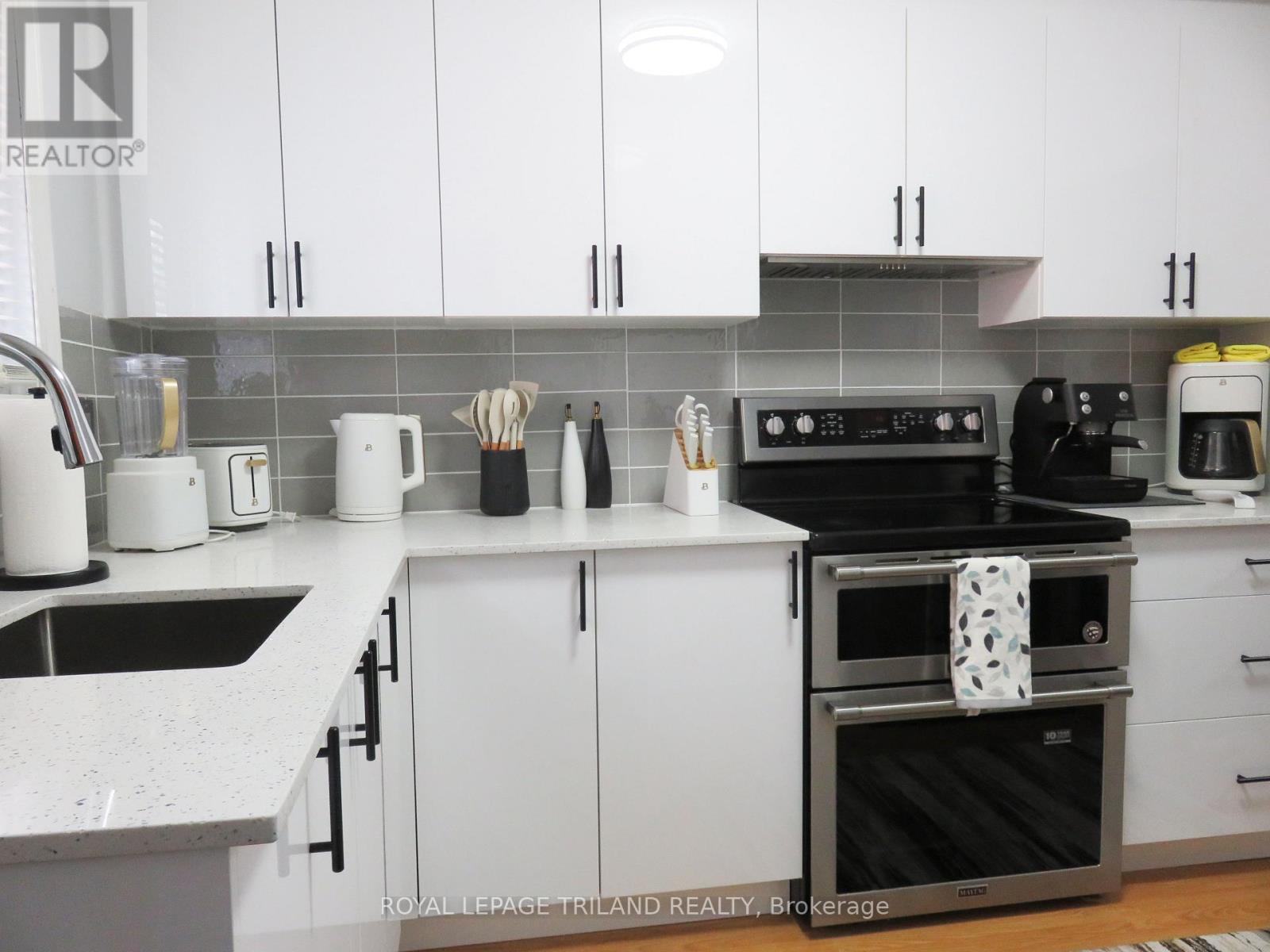 Photo 8 of 17 for 1471 Perth Avenue