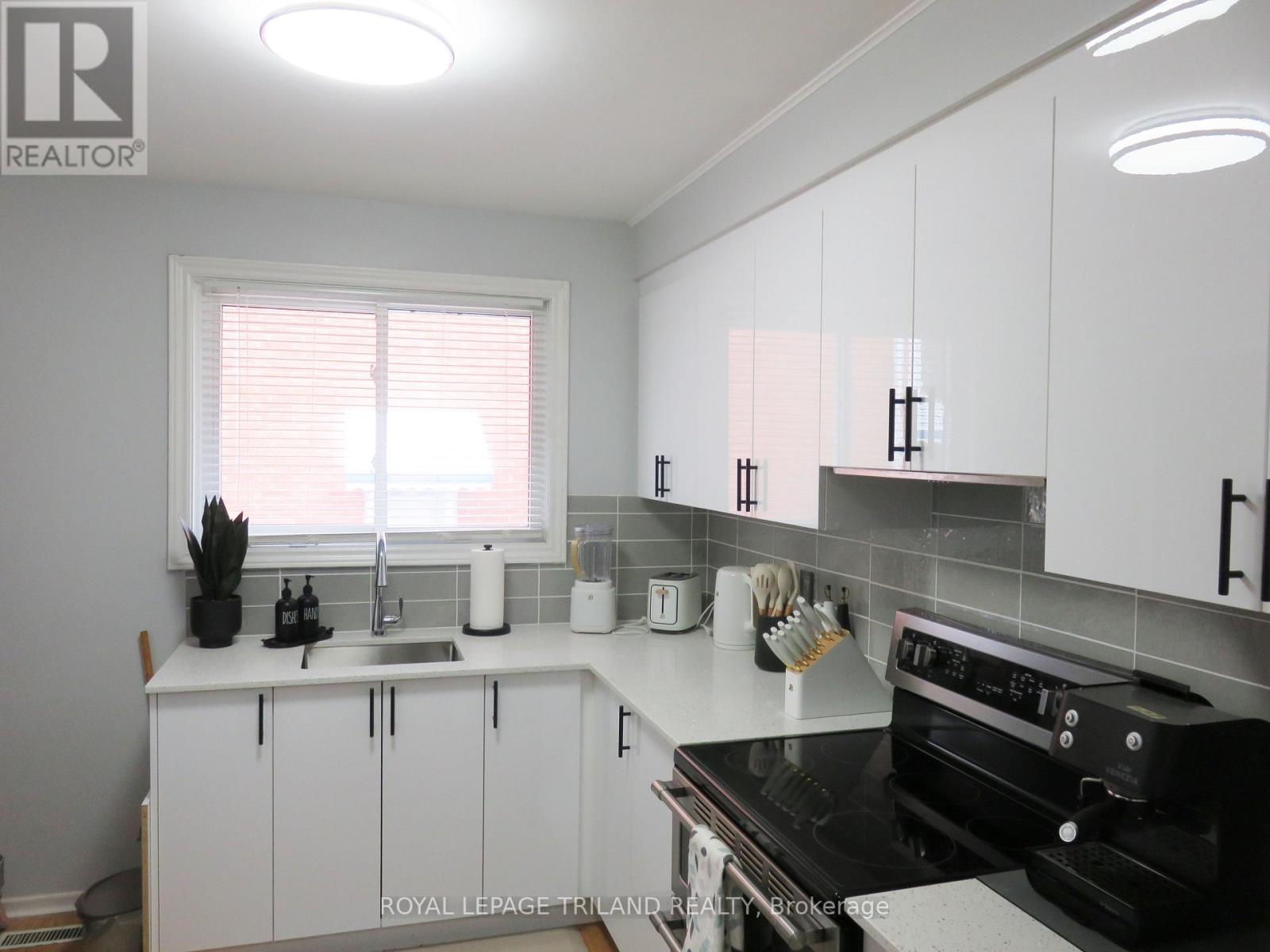 Photo 9 of 17 for 1471 Perth Avenue