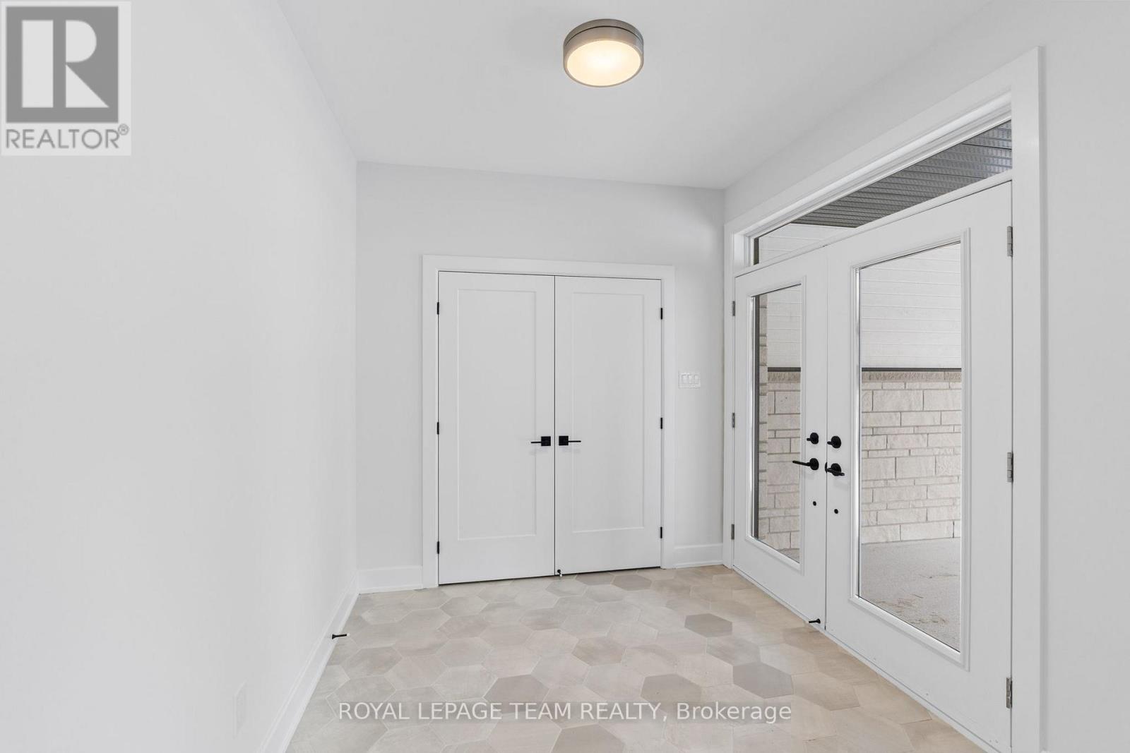 79 Hogan Drive, Mcnab/braeside, Ontario  K7S 0L1 - Photo 2 - X12929046