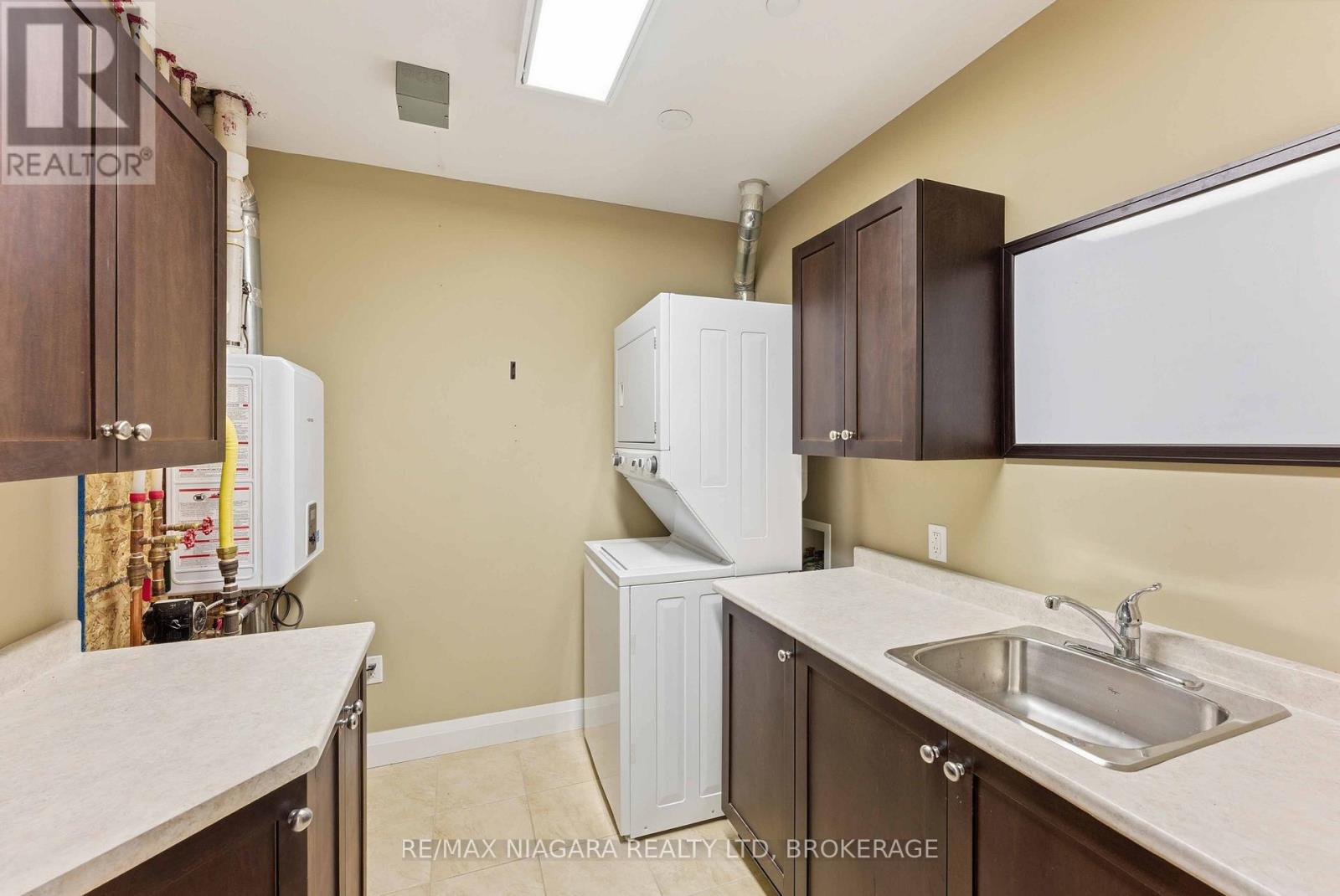 404 - 26 Wellington Street, St. Catharines, Ontario  L2R 5P8 - Photo 12 - X12929028