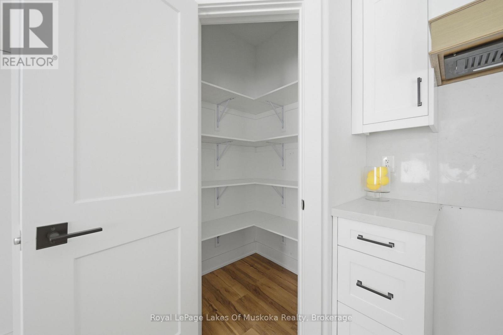 1 Meadow Acres Road, Oro-Medonte, Ontario  L0K 2G1 - Photo 7 - S12928836