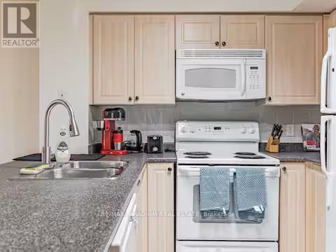 3703 - 30 Grand Trunk Crescent, Toronto (Waterfront Communities), Ontario  M5J 3A4 - Photo 2 - C12928898