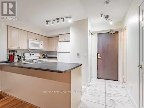 3703 - 30 Grand Trunk Crescent, Toronto (Waterfront Communities), Ontario  M5J 3A4 - Photo 3 - C12928898