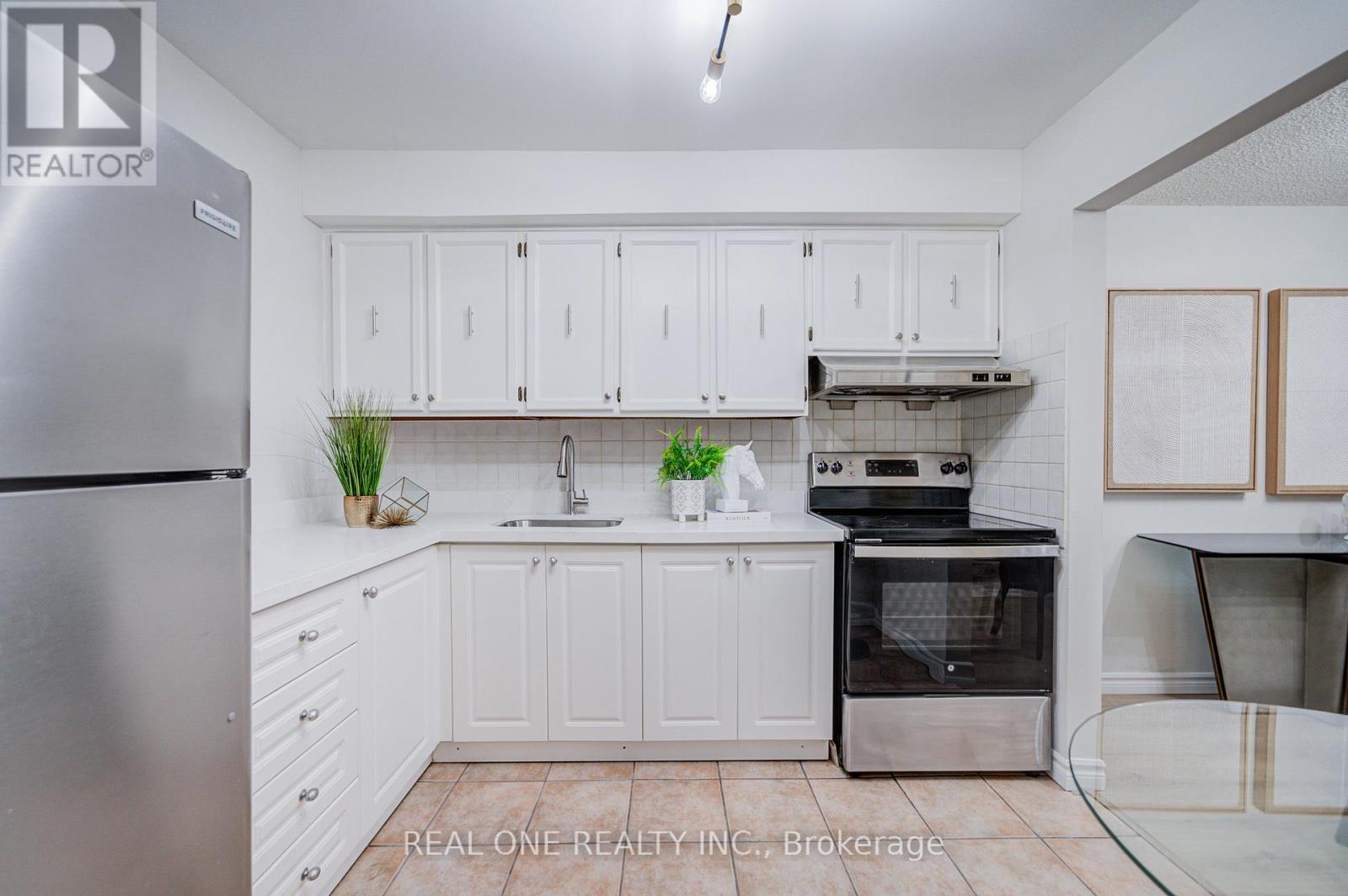 81 Elsa Vine Way, Toronto (Bayview Village), Ontario  M2J 4H8 - Photo 12 - C12929042