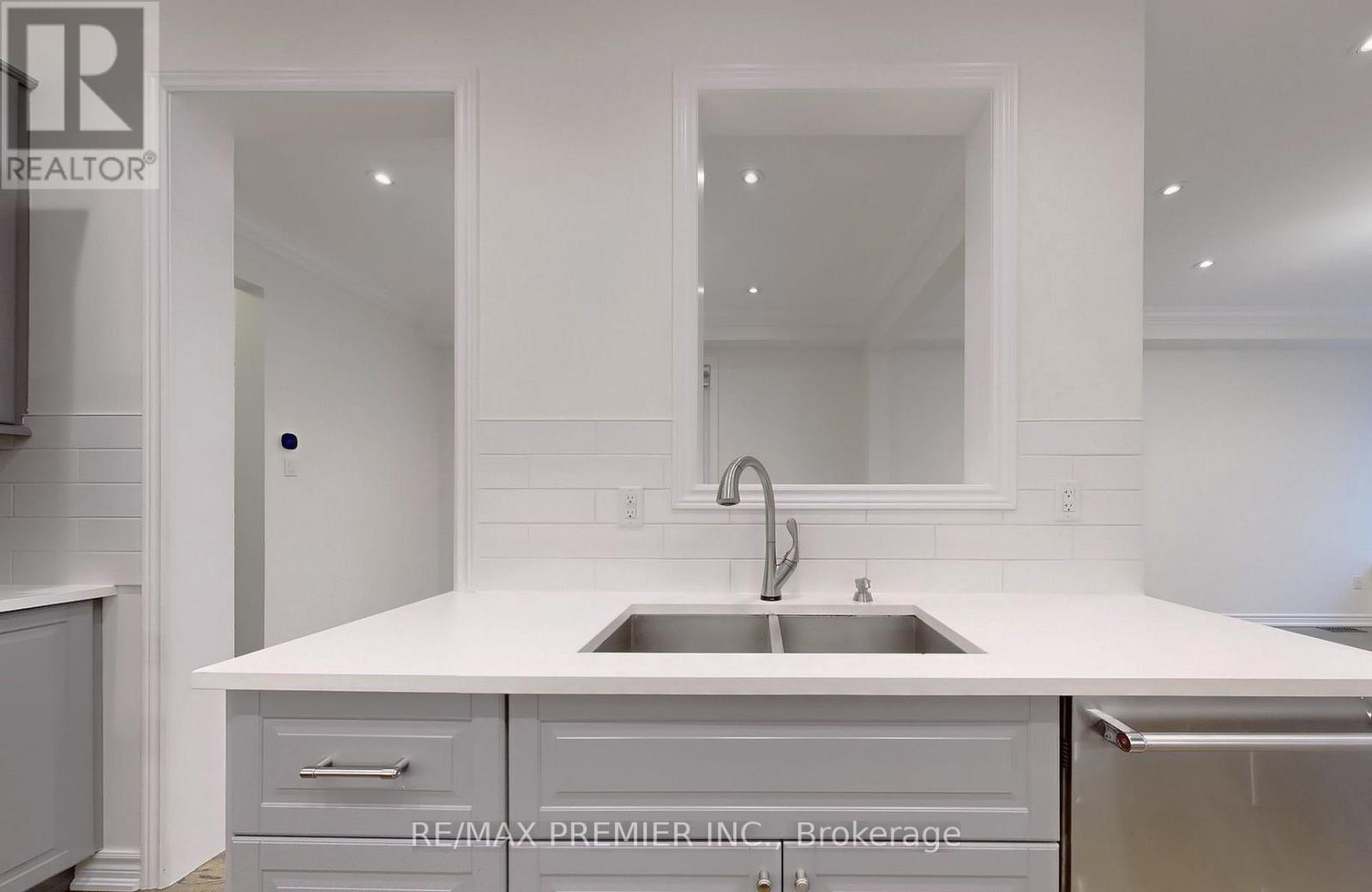 422 Lady Nadia Drive, Vaughan, Ontario  L6A 4E8 - Photo 4 - N12928812