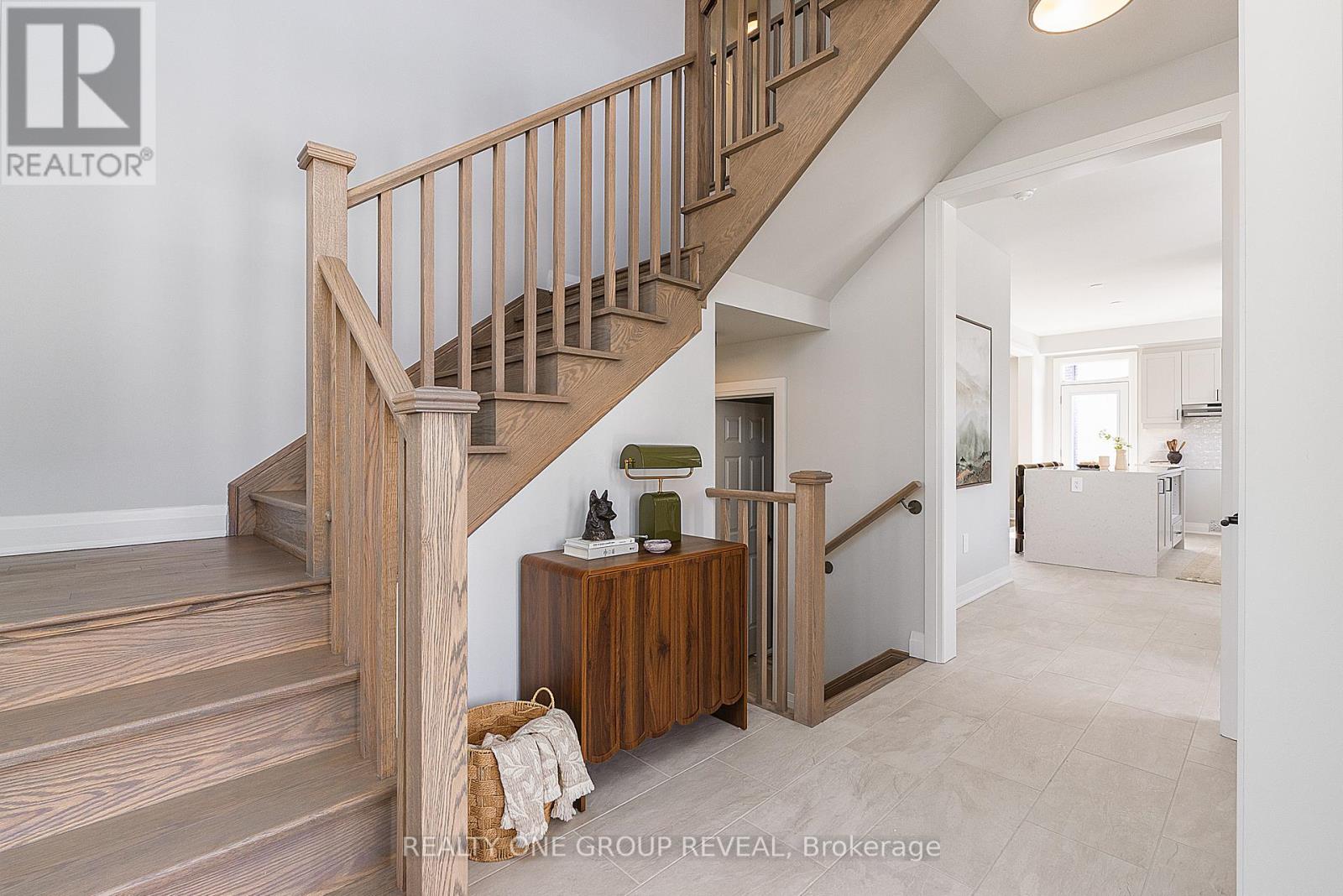 27 Moss Drive, Markham, Ontario  L6C 1N3 - Photo 4 - N12928946