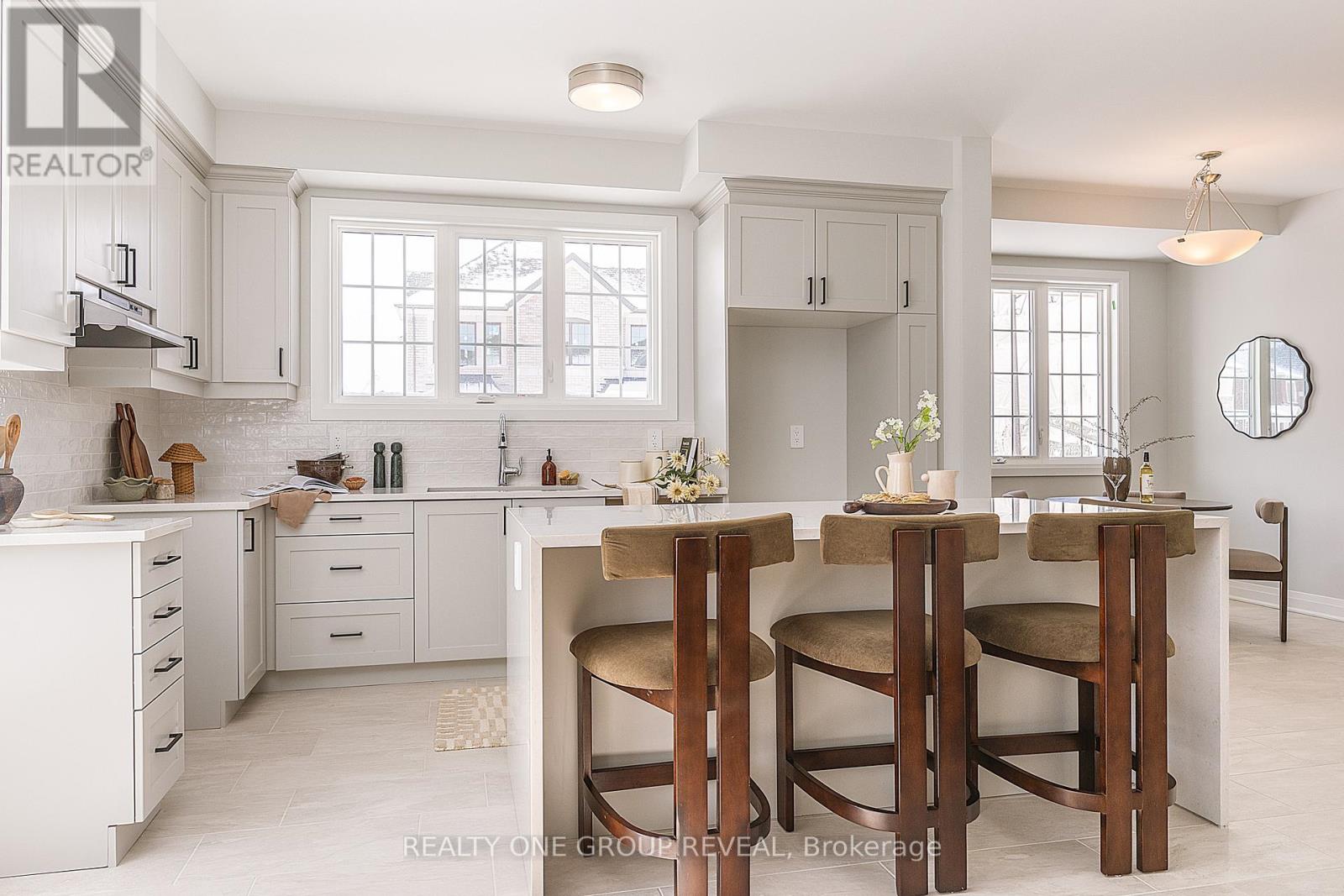 27 Moss Drive, Markham, Ontario  L6C 1N3 - Photo 7 - N12928946