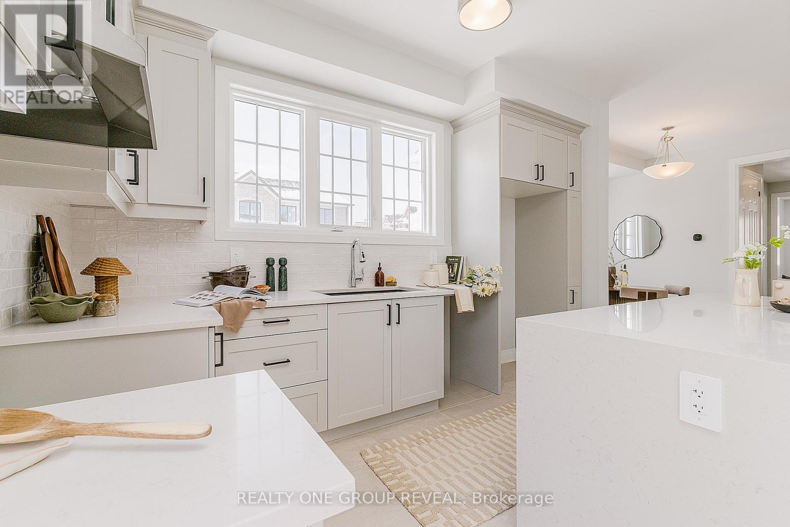 27 Moss Drive, Markham, Ontario  L6C 1N3 - Photo 8 - N12928946