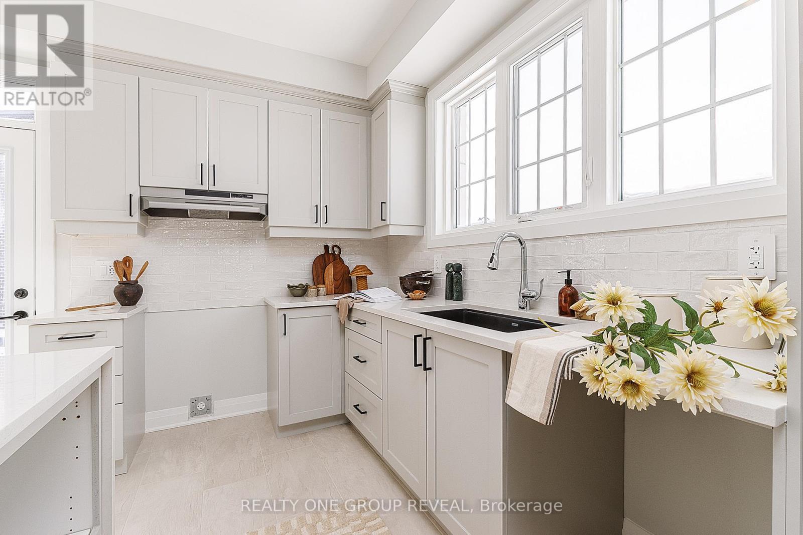 27 Moss Drive, Markham, Ontario  L6C 1N3 - Photo 9 - N12928946