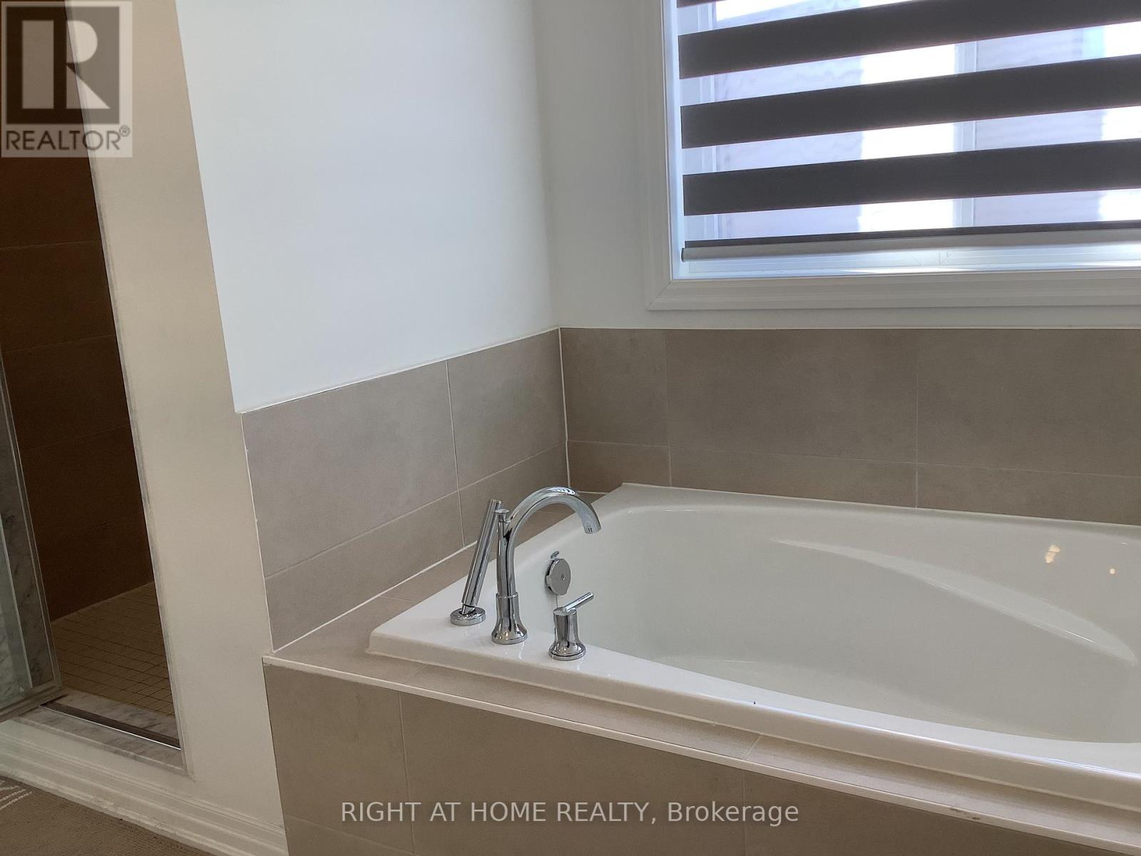 Upper - 14 Connell Drive, Georgina, Ontario  L4P 0J4 - Photo 13 - N12788698