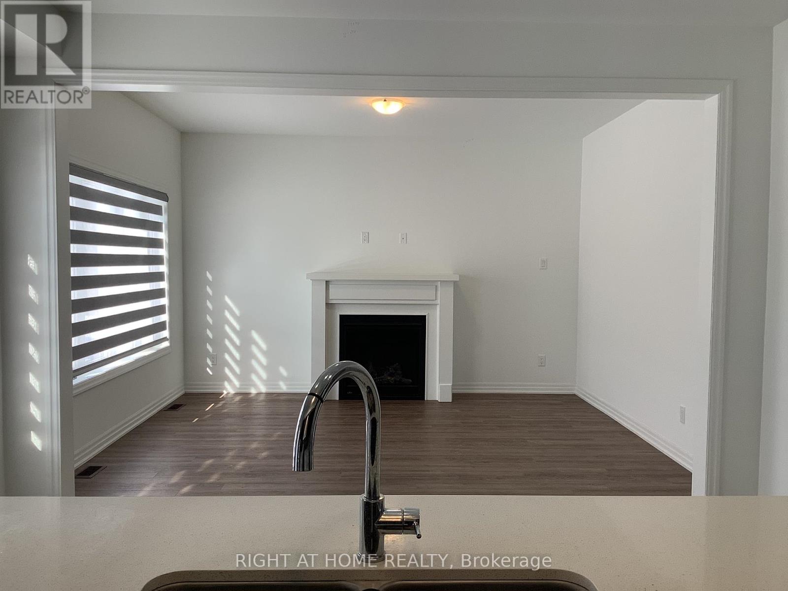 Upper - 14 Connell Drive, Georgina, Ontario  L4P 0J4 - Photo 4 - N12788698