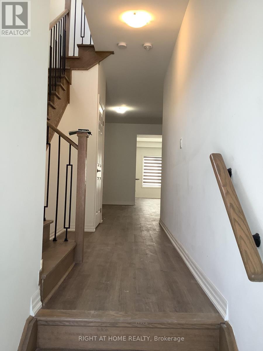 Upper - 14 Connell Drive, Georgina, Ontario  L4P 0J4 - Photo 6 - N12788698